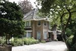 Huizen 25 juli 2020
Leontine Borsato met interieur designer Olga Wintermans bij haar nieuw huis .