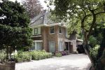 Huizen 25 juli 2020
Leontine Borsato met interieur designer Olga Wintermans bij haar nieuw huis .