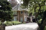 Huizen 25 juli 2020
Leontine Borsato met interieur designer Olga Wintermans bij haar nieuw huis .