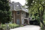 Huizen 25 juli 2020
Leontine Borsato met interieur designer Olga Wintermans bij haar nieuw huis .
