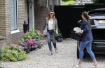 Huizen 25 juli 2020
Leontine Borsato met interieur designer Olga Wintermans bij haar nieuw huis .