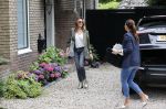 Huizen 25 juli 2020
Leontine Borsato met interieur designer Olga Wintermans bij haar nieuw huis .