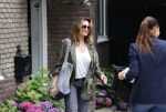 Huizen 25 juli 2020
Leontine Borsato met interieur designer Olga Wintermans bij haar nieuw huis .