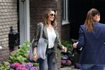 Huizen 25 juli 2020
Leontine Borsato met interieur designer Olga Wintermans bij haar nieuw huis .