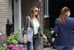 Huizen 25 juli 2020
Leontine Borsato met interieur designer Olga Wintermans bij haar nieuw huis .