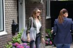 Huizen 25 juli 2020
Leontine Borsato met interieur designer Olga Wintermans bij haar nieuw huis .