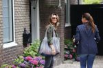 Huizen 25 juli 2020
Leontine Borsato met interieur designer Olga Wintermans bij haar nieuw huis .