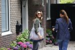 Huizen 25 juli 2020
Leontine Borsato met interieur designer Olga Wintermans bij haar nieuw huis .