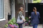 Huizen 25 juli 2020
Leontine Borsato met interieur designer Olga Wintermans bij haar nieuw huis .