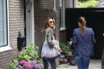 Huizen 25 juli 2020
Leontine Borsato met interieur designer Olga Wintermans bij haar nieuw huis .