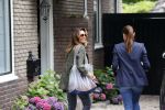 Huizen 25 juli 2020
Leontine Borsato met interieur designer Olga Wintermans bij haar nieuw huis .