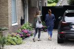 Huizen 25 juli 2020
Leontine Borsato met interieur designer Olga Wintermans bij haar nieuw huis .