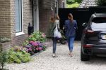 Huizen 25 juli 2020
Leontine Borsato met interieur designer Olga Wintermans bij haar nieuw huis .