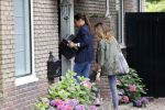 Huizen 25 juli 2020
Leontine Borsato met interieur designer Olga Wintermans bij haar nieuw huis .