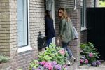Huizen 25 juli 2020
Leontine Borsato met interieur designer Olga Wintermans bij haar nieuw huis .