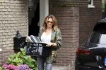 Huizen 25 juli 2020
Leontine Borsato met interieur designer Olga Wintermans bij haar nieuw huis .