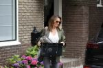 Huizen 25 juli 2020
Leontine Borsato met interieur designer Olga Wintermans bij haar nieuw huis .
