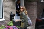 Huizen 25 juli 2020
Leontine Borsato met interieur designer Olga Wintermans bij haar nieuw huis .