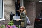 Huizen 25 juli 2020
Leontine Borsato met interieur designer Olga Wintermans bij haar nieuw huis .