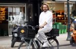 Amsterdam 22 juli 2020
Mari v d Ven op zijn fiets in Amsterdam zuid
