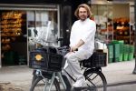 Amsterdam 22 juli 2020
Mari v d Ven op zijn fiets in Amsterdam zuid