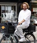 Amsterdam 22 juli 2020
Mari v d Ven op zijn fiets in Amsterdam zuid