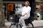 Amsterdam 22 juli 2020
Mari v d Ven op zijn fiets in Amsterdam zuid