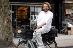 Amsterdam 22 juli 2020
Mari v d Ven op zijn fiets in Amsterdam zuid
