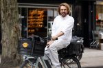 Amsterdam 22 juli 2020
Mari v d Ven op zijn fiets in Amsterdam zuid