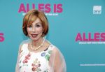 Amsterdam 29 juli 2020
Premiere alles is zoals het zou moeten zijn in euroscoop, De film is naar een boek van Daphne Deckers. Marijke Helwegen kwam met een kennis