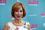 Amsterdam 29 juli 2020
Premiere alles is zoals het zou moeten zijn in euroscoop, De film is naar een boek van Daphne Deckers. Marijke Helwegen kwam met een kennis