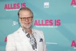 Amsterdam 29 juli 2020
Premiere alles is zoals het zou moeten zijn in euroscoop, De film is naar een boek van Daphne Deckers. Patrick Stoof kwam met zijn dochter