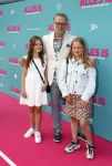 Amsterdam 29 juli 2020
Premiere alles is zoals het zou moeten zijn in euroscoop, De film is naar een boek van Daphne Deckers. Patrick Stoof kwam met zijn dochter