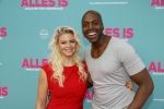 Amsterdam 29 juli 2020
Premiere alles is zoals het zou moeten zijn in euroscoop, De film is naar een boek van Daphne Deckers. Steven Brunswijk met partner