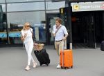 Schiphol 17 augustus 2020
Toine v Peperstraten arriveert na zijn vakantie met zijn vriendin Renate Bommer op schiphol