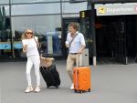 Schiphol 17 augustus 2020
Toine v Peperstraten arriveert na zijn vakantie met zijn vriendin Renate Bommer op schiphol