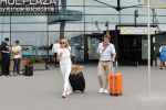 Schiphol 17 augustus 2020
Toine v Peperstraten arriveert na zijn vakantie met zijn vriendin Renate Bommer op schiphol