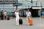 Schiphol 17 augustus 2020
Toine v Peperstraten arriveert na zijn vakantie met zijn vriendin Renate Bommer op schiphol