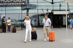 Schiphol 17 augustus 2020
Toine v Peperstraten arriveert na zijn vakantie met zijn vriendin Renate Bommer op schiphol