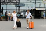 Schiphol 17 augustus 2020
Toine v Peperstraten arriveert na zijn vakantie met zijn vriendin Renate Bommer op schiphol