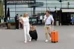 Schiphol 17 augustus 2020
Toine v Peperstraten arriveert na zijn vakantie met zijn vriendin Renate Bommer op schiphol