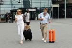 Schiphol 17 augustus 2020
Toine v Peperstraten arriveert na zijn vakantie met zijn vriendin Renate Bommer op schiphol
