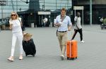 Schiphol 17 augustus 2020
Toine v Peperstraten arriveert na zijn vakantie met zijn vriendin Renate Bommer op schiphol