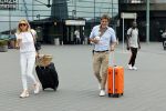 Schiphol 17 augustus 2020
Toine v Peperstraten arriveert na zijn vakantie met zijn vriendin Renate Bommer op schiphol