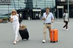 Schiphol 17 augustus 2020
Toine v Peperstraten arriveert na zijn vakantie met zijn vriendin Renate Bommer op schiphol