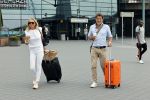 Schiphol 17 augustus 2020
Toine v Peperstraten arriveert na zijn vakantie met zijn vriendin Renate Bommer op schiphol