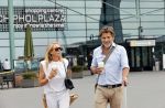 Schiphol 17 augustus 2020
Toine v Peperstraten arriveert na zijn vakantie met zijn vriendin Renate Bommer op schiphol
