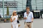 Schiphol 17 augustus 2020
Toine v Peperstraten arriveert na zijn vakantie met zijn vriendin Renate Bommer op schiphol