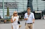 Schiphol 17 augustus 2020
Toine v Peperstraten arriveert na zijn vakantie met zijn vriendin Renate Bommer op schiphol