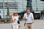 Schiphol 17 augustus 2020
Toine v Peperstraten arriveert na zijn vakantie met zijn vriendin Renate Bommer op schiphol